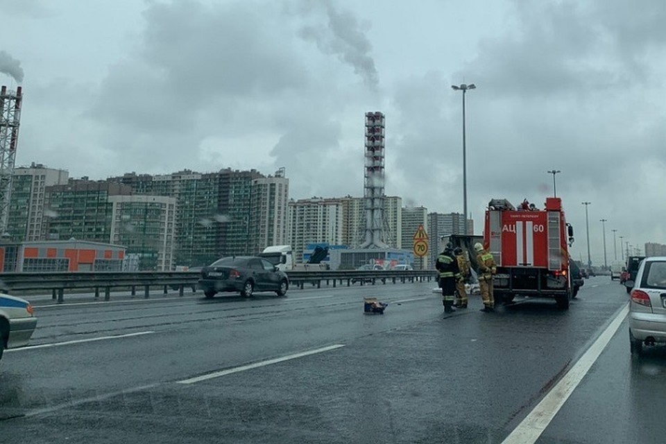 На КАД столкнулись "Киа" и грузовой фургон. Фото: vk.com/spb_today