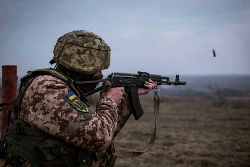 Украинские военные открыли огонь в спину. Фото: antikor.com.ua
