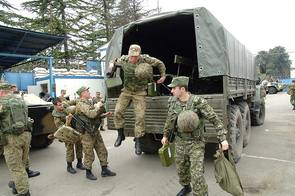 Российские инструкторы научат абхазских военных пользоваться новой техникой