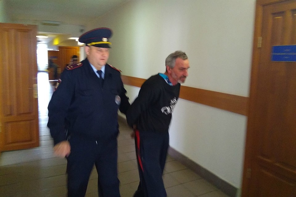 Когда Драненко конвоировали в суд, он втянул голову в плечи и пытался отвернуться.