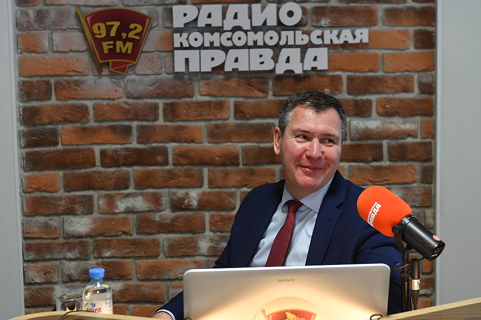 Исполнительный директор Российского союза автостраховщиков Евгений Уфимцев (в центре) с ведущими программы "Россия в движении" в студии радио «Комсомольская правда»