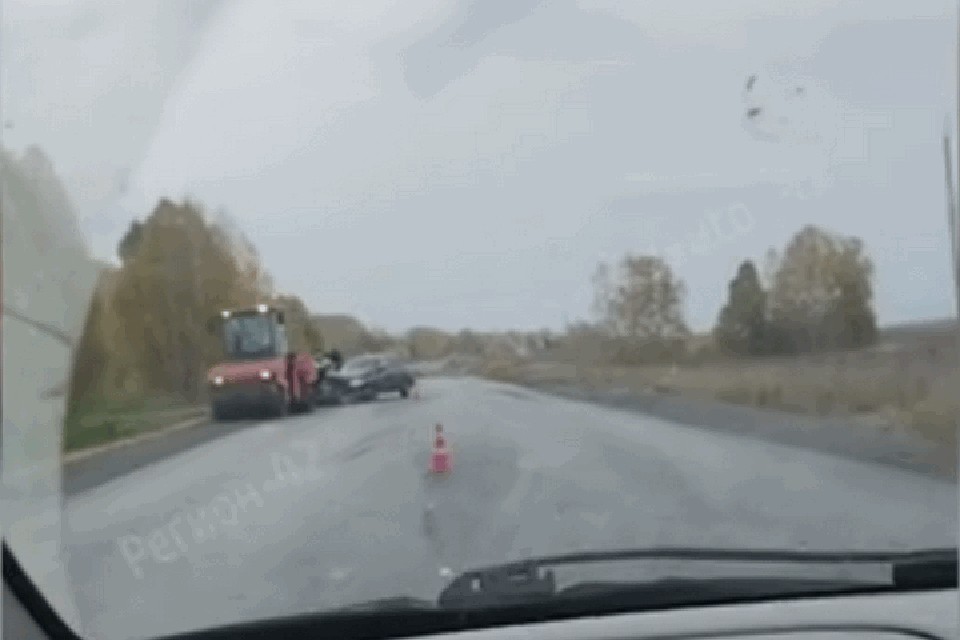 Легковушка врезалась в дорожный каток на кузбасской трассе. ФОТО: кадр видео vk.com, "Регион 42"
