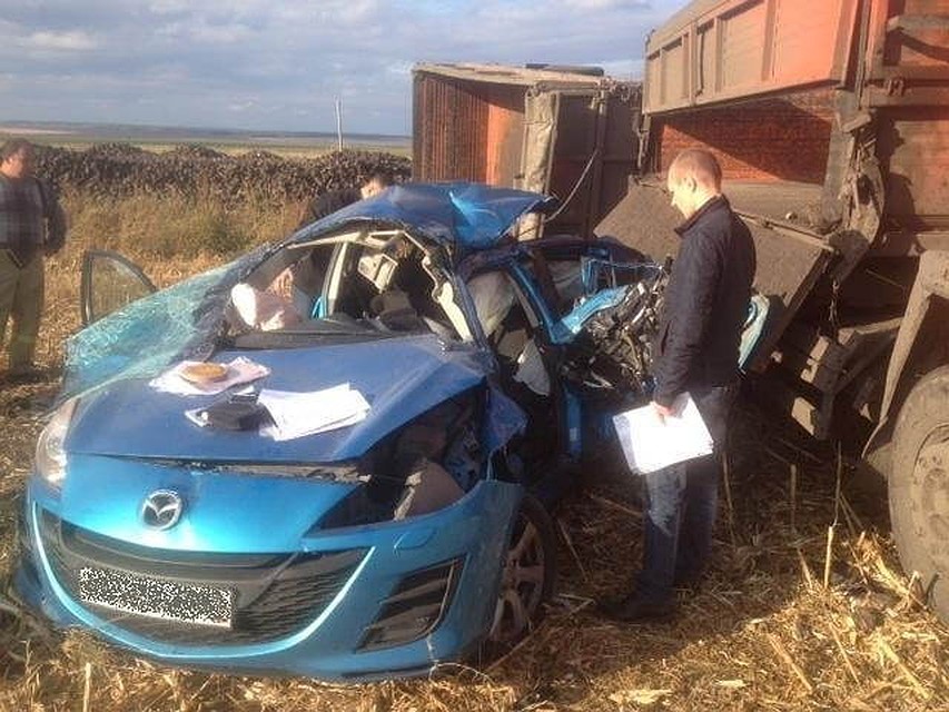 Большегруз буквально снес иномарку с людьми с дороги в Орловской области. Фото: пресс-служба регионального УГИБДД УМВД России