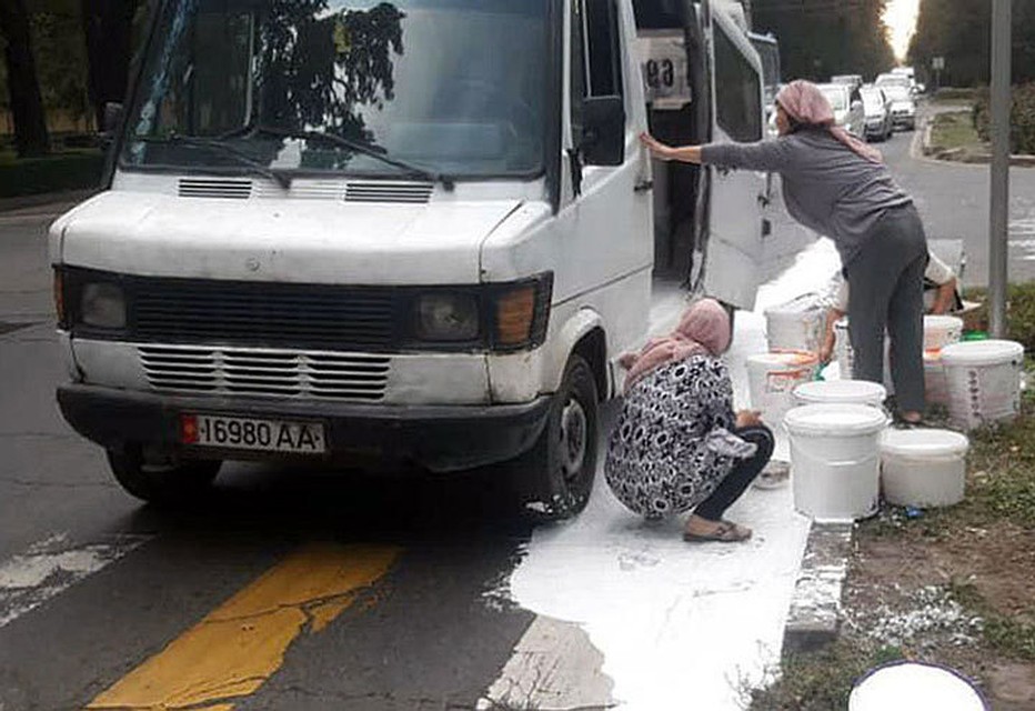 На дорогу вылилось много краски, которую пришлось убирать «тазалыковцам».