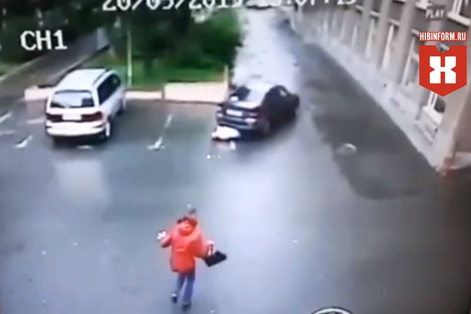 Женщина-водитель не сразу остановилась, сбив бабушку. Фото: скриншот видео/ "Хибинформбюро"