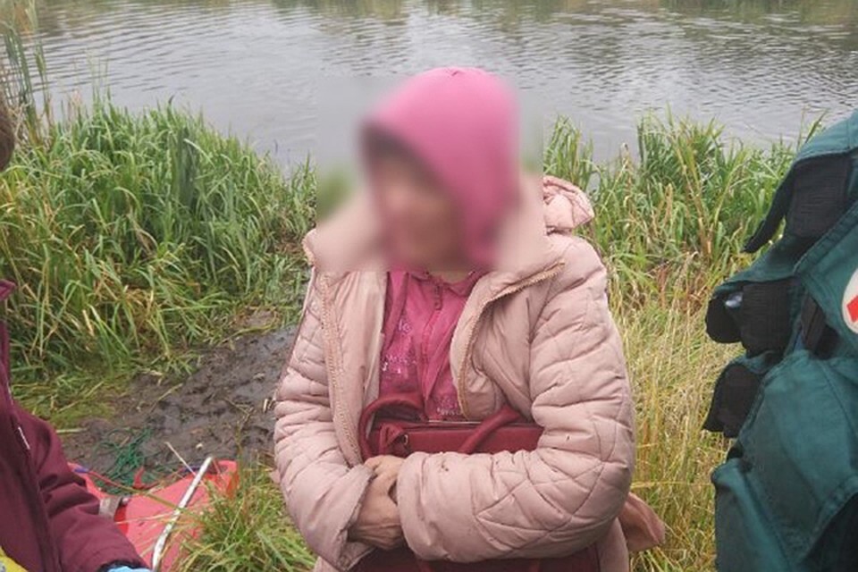 Женщина в Минске пошла домой через болото и увязла. Фото: МЧС.
