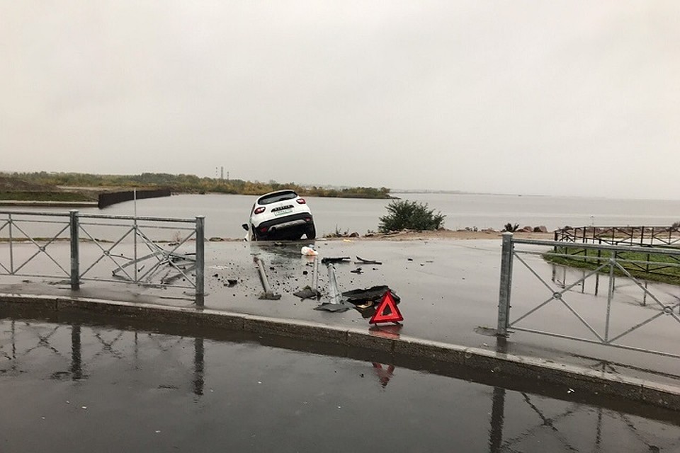 В Петербурге водитель каршеринга чуть не утопил машину в Финском заливе