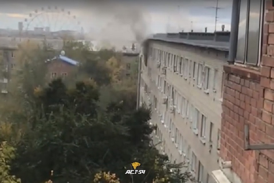Пожарные не могли подъехать к дому из-за шлагбаума. Фото: Кадр из видео