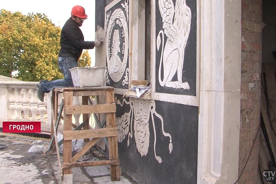 Рисунок на башне Старого замка выполняют художники из Минска. Фото: ctv.by.