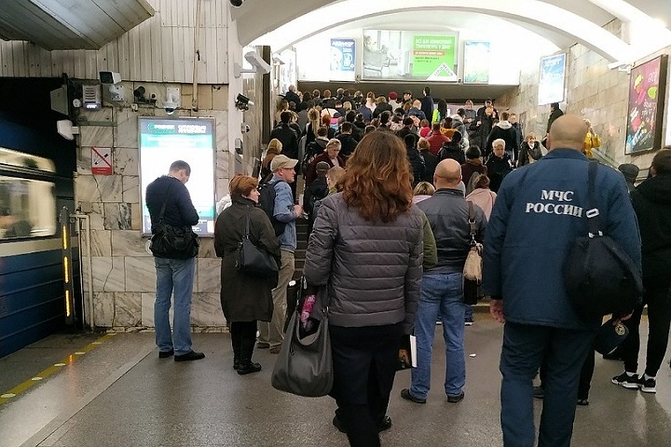 На "Пионерской" утром сломался эскалатор. Фото: vk.com/spb_today