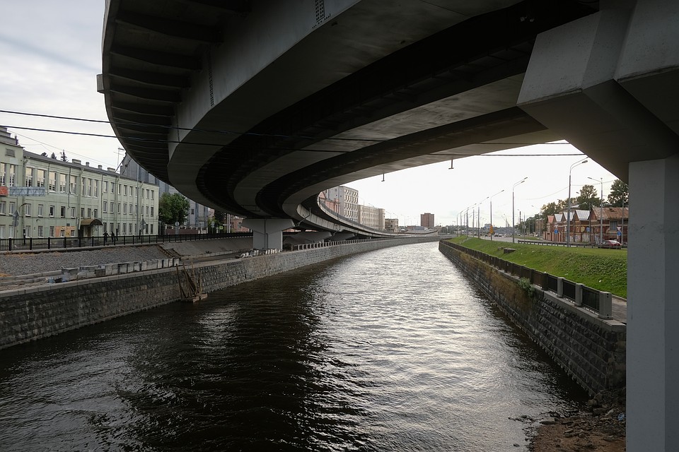 В Петербурге под мостом нашли утопленника с крестиком и ссадинами на голове