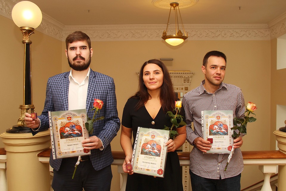 Новым стипендиатам прошлого семестра были вручены грамоты и значки.