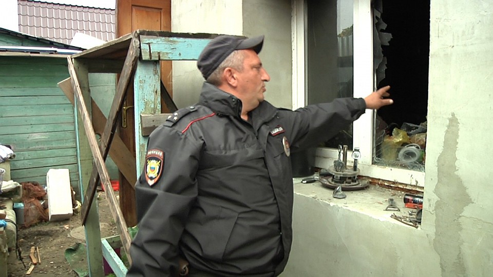Чтобы спасти буяна, полицейским пришлось разбить окно