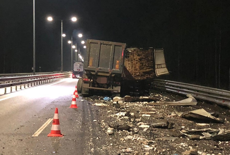 В Тверской области фура протаранила два КАМАЗа, водитель в больнице Фото: УГИБДД России по Тверской области