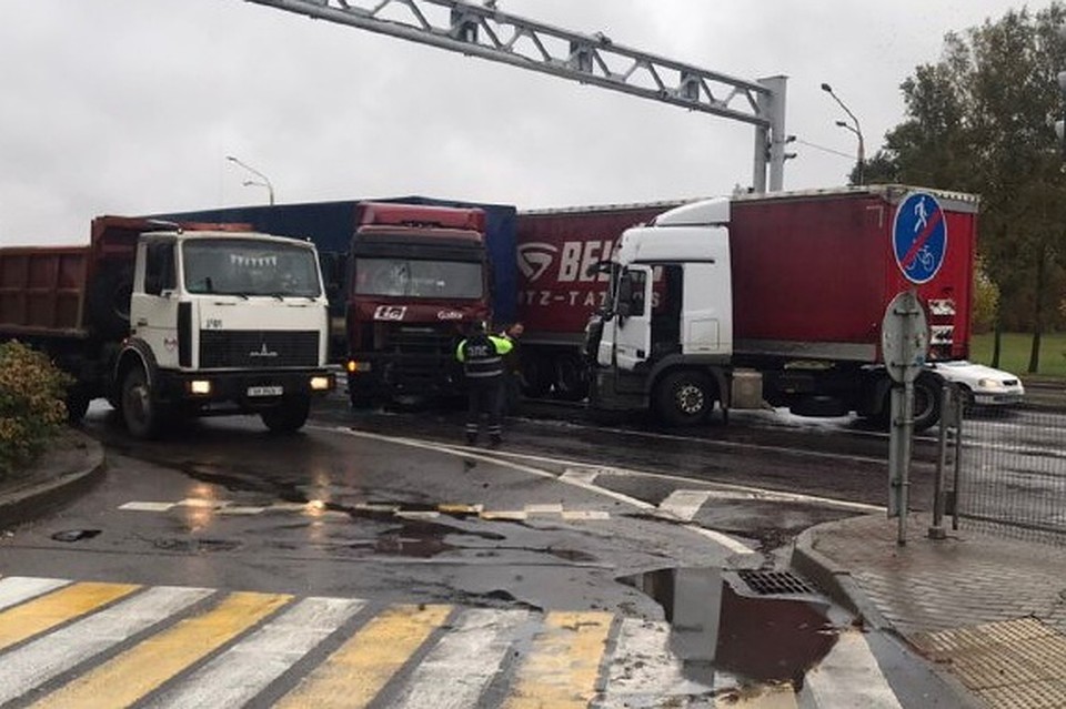 На Партизанском проспекте в Минске столкнулись три грузовика. Фото: ГАИ