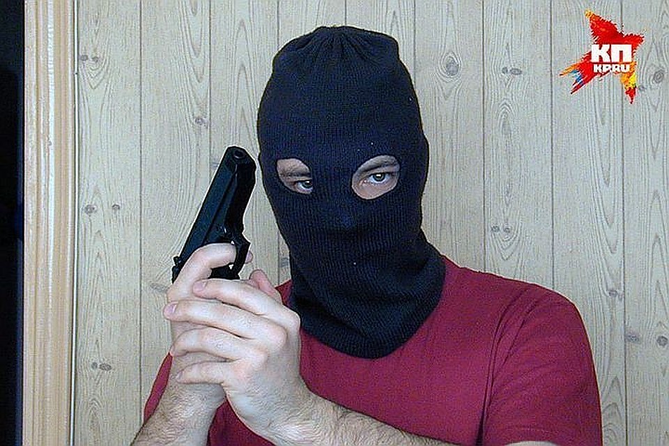 Предприниматель дал налетчикам отпор и даже сорвал с одного из них маску.