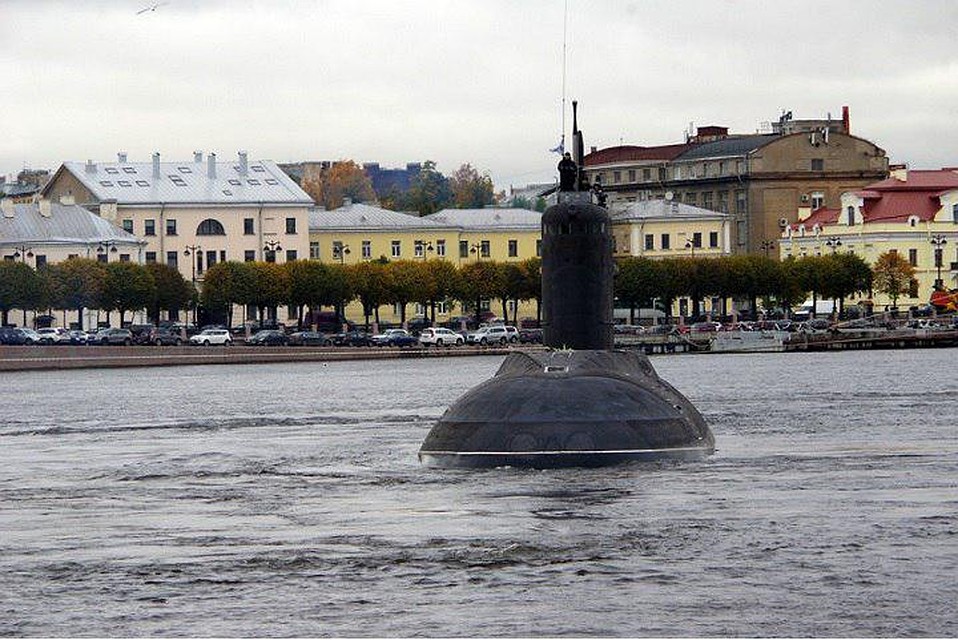Подлодка "Петропавловск-Камчатский" по Неве ушла на испытания в Балтийское море. Фото: ВК "Экстренный вызов Санкт-Петербург"