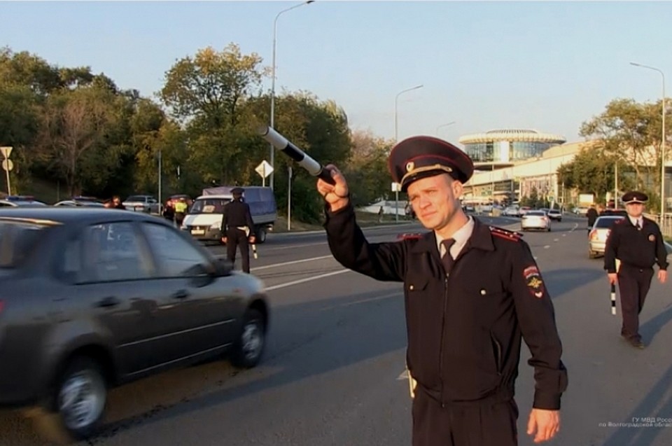 Автомобили массово тормозили на дорогах Волгограда.
