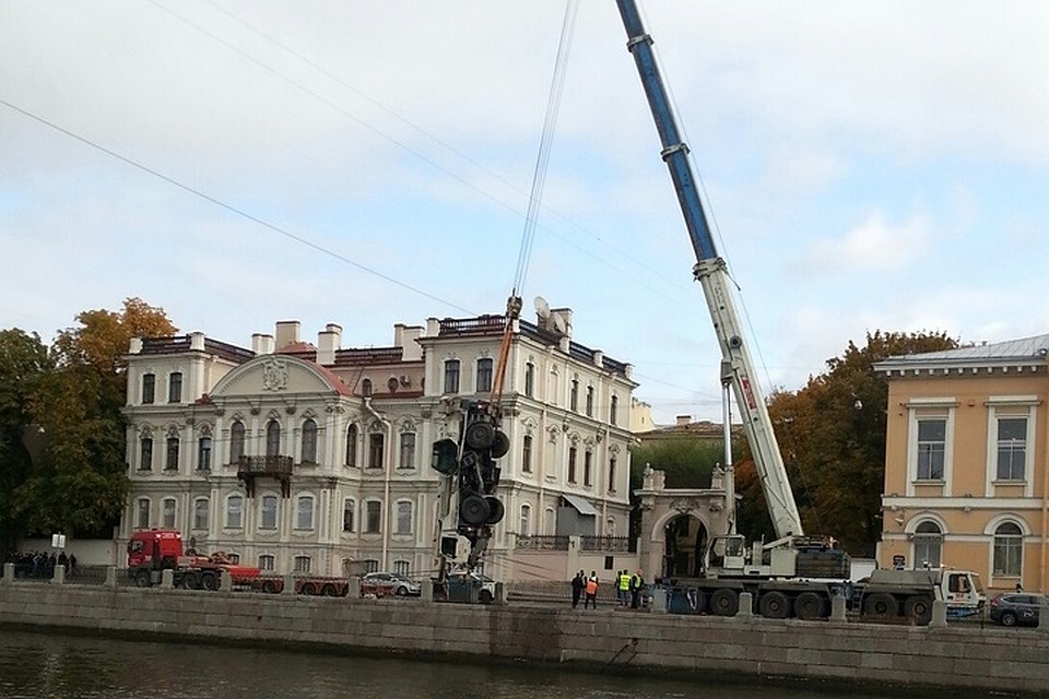 Упавший в Фонтанку кран вытащили другим краном. Фото: vk.com/spb_today
