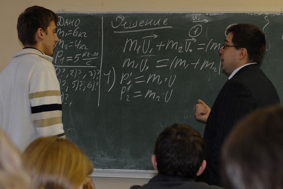Количество учителей в нашей стране стремительно сокращается.
