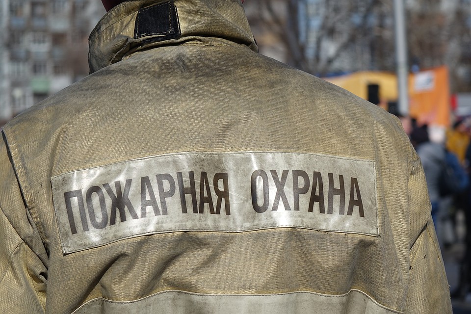 Пожар в кузбасском поселке тушили добровольцы.