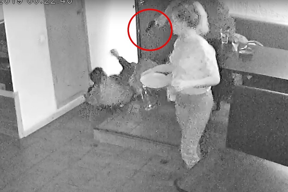 Молодой человек сначала бил свою жертву ногами и руками, а потом схватился на пистолет. Фото: МВД России по Мурманской области