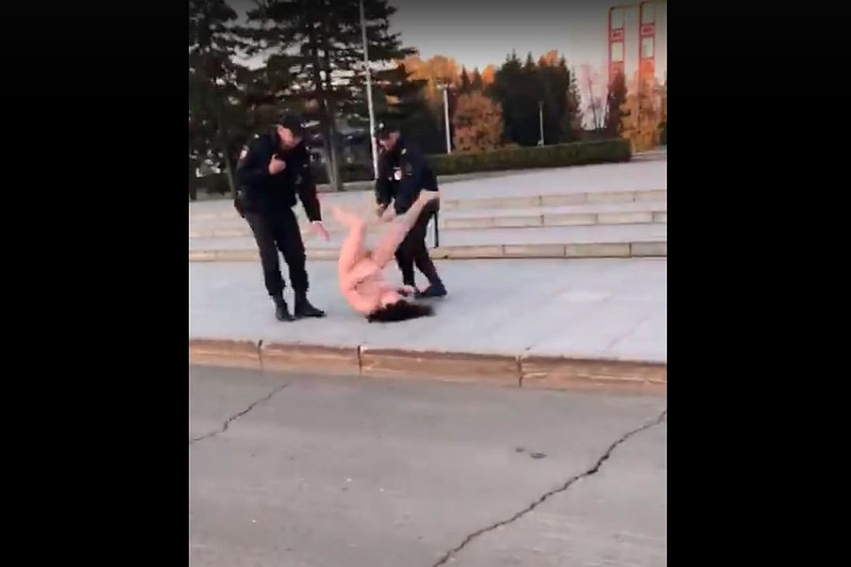 Голая женщина в центре Барнаула. Фото: скрин с видео "Подслушано Барнаул"