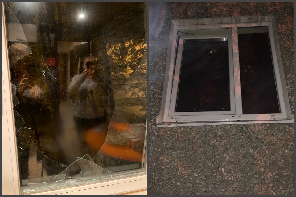 У автомобиля стекло выдержало удар, а вот окно дома разбилось. Фото: vk.com/murmansk_dtp.