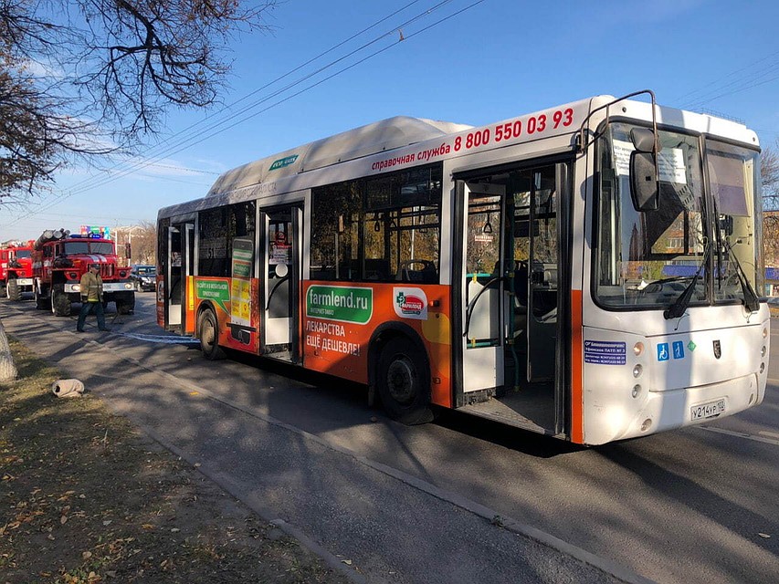 Водитель вовремя открыл двери, чтобы пассажиры покинули горящий автобус.