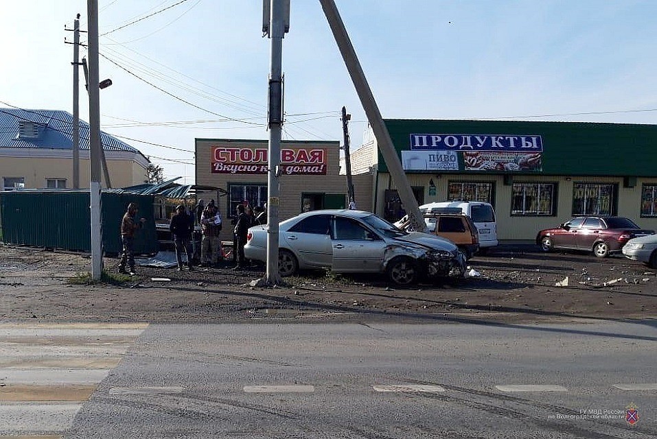 Иномарка протаранила торговый ряд вместе с продавцами.