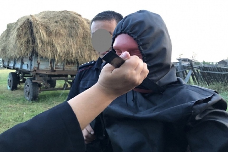 Компания распивала спиртные напитки.