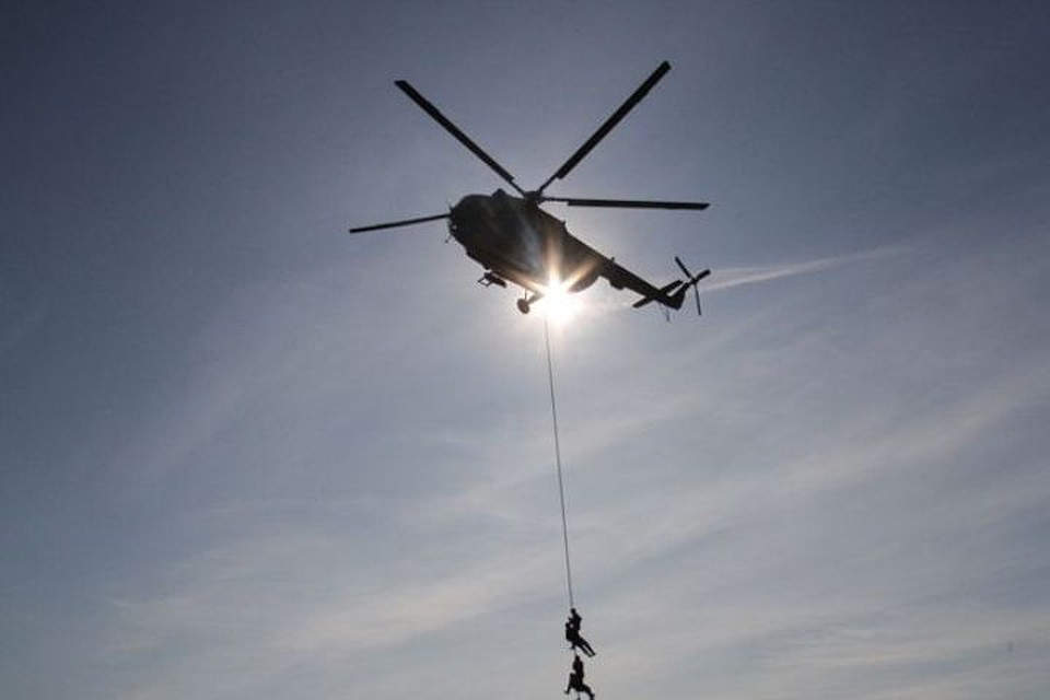 В Кемерове с вертолета Ми-8 высадились сотрудники СОБР.ФОТО: Управление Росгвардии по Кемеровской области