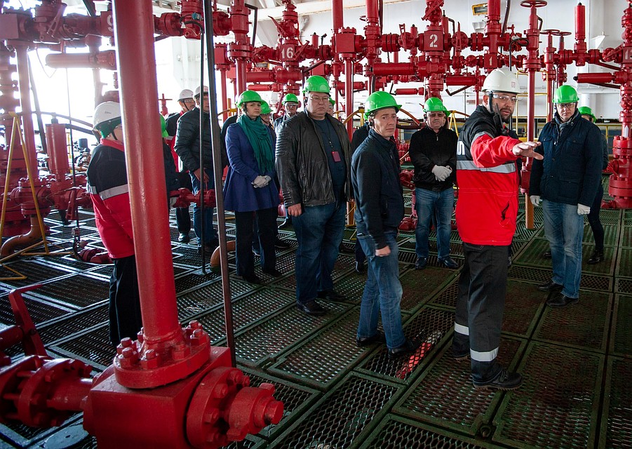 Представители Госдумы и Совета Федерации посетили нефтяную платформу Д-6 ЛУКОЙЛа