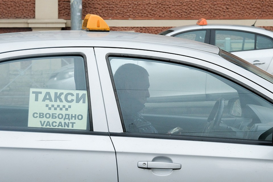 Петербургский таксист ограбил пассажира, который дал мало денег за ожидание.