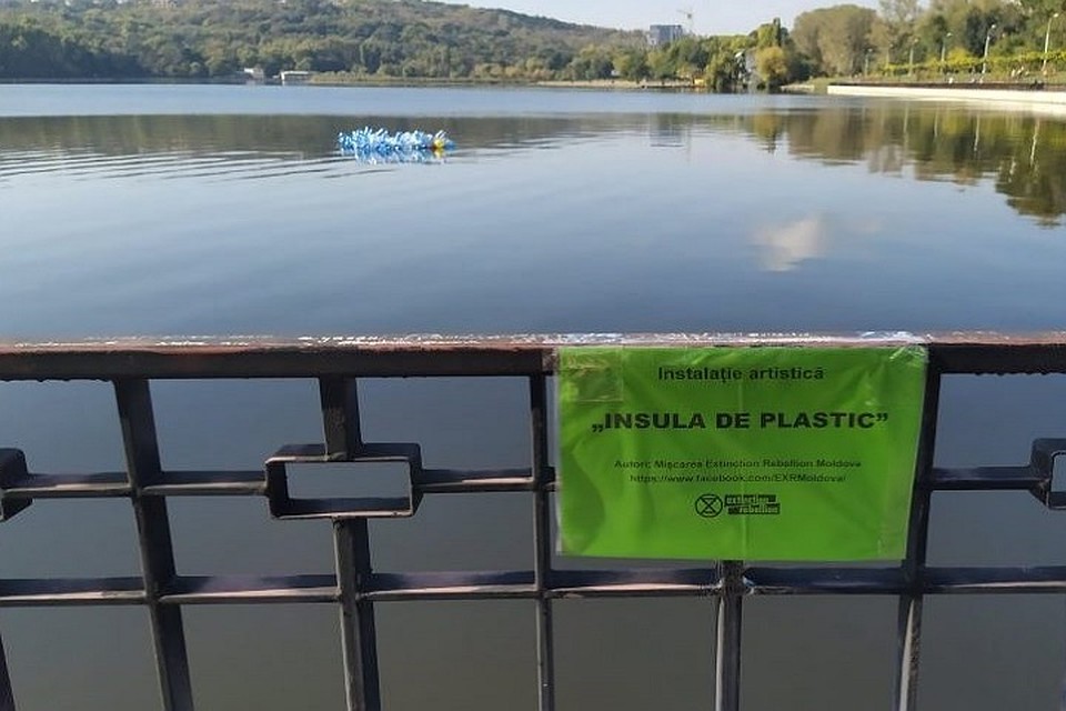 На озере в парке Валя Морилор установили «Пластиковый остров». Фото: diez.md