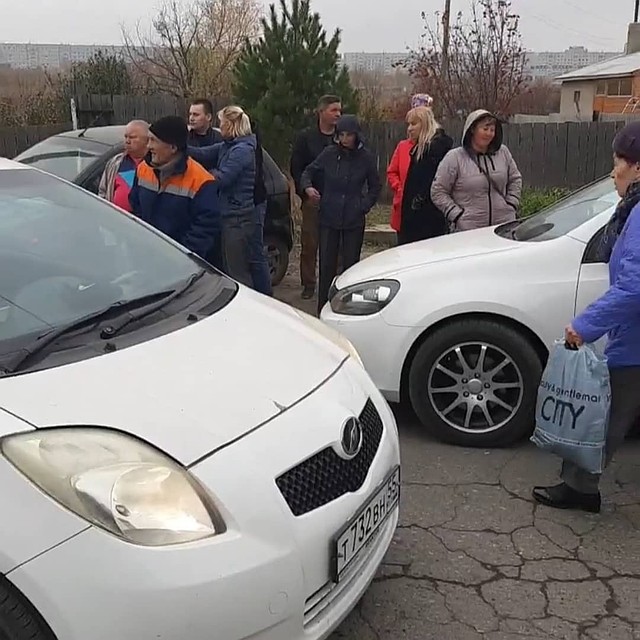 Люди в отчаянии просто перекрыли дорогу.