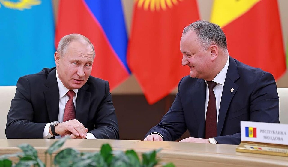 Президент Молдовы подарил Путину свое домашнее вино