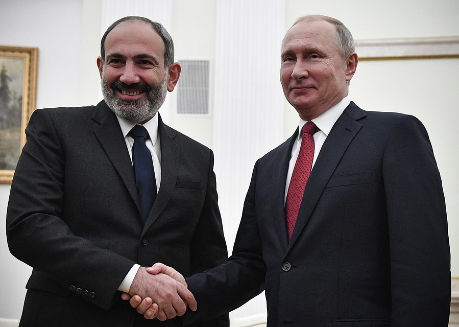 Пашинян и Путин (слева направо). Фото: EPA/TASS