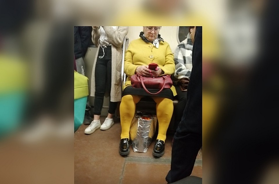 Пассажиров метро в Новосибирске удивила женщина в яркой одежде. Фото: "Мода Новосибирского метро"