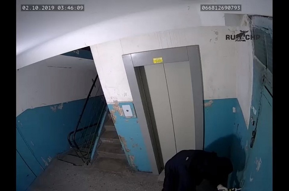 Жильцы дома замазали соседу дверь герметиком за нарушение тишины. Фото: Кадр из видео
