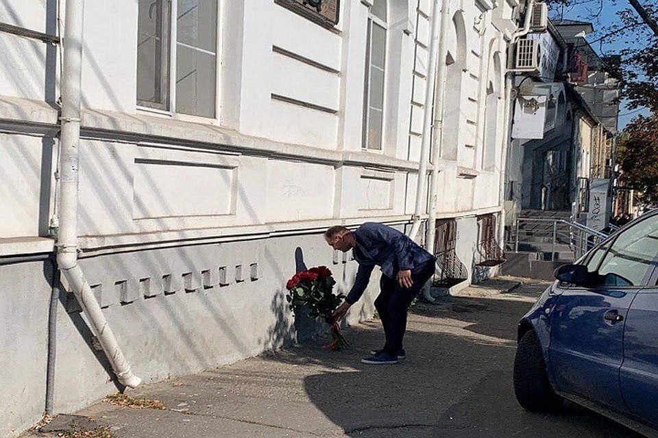 Ион Чебан возложил цветы к дому, где жил Карл Шмидт (Фото: aif.md).