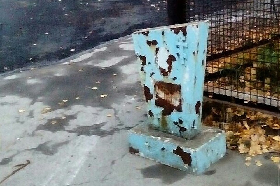 Вот этот памятник кто-то притащил к магазину. Фото: "Инцидент Миасс" в ВК.