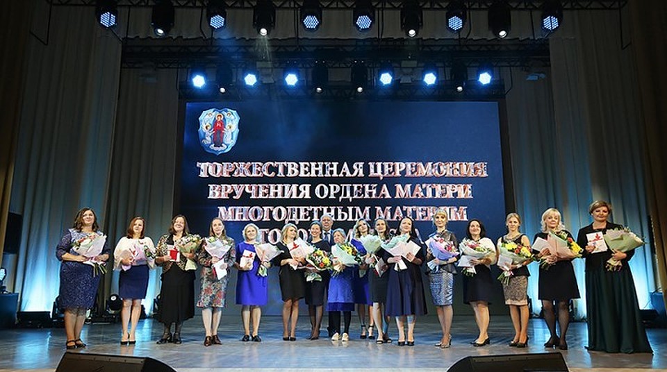 Кроме награды, женщины получили денежные выплаты - по 1150 рублей. Фото: "Минск-Новости"