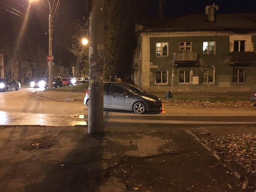Автомобилистка сбила пешеходов при повороте на перекрестке