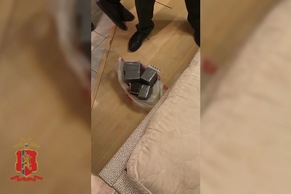 В Красноярске задержали наркодилеров с 4 килограммами гашиша. Стоп-кадр видео