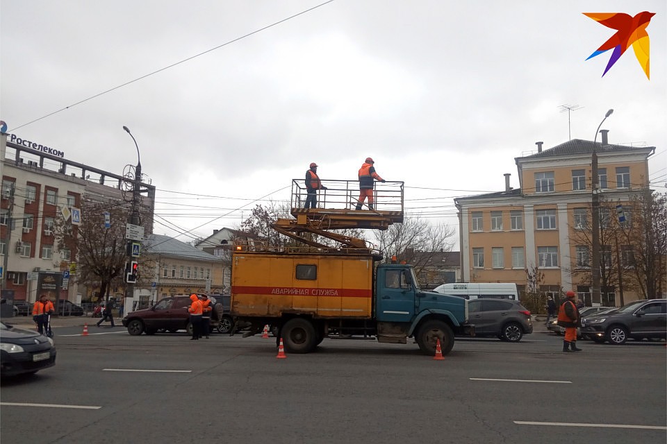 На Тверском проспекте снимают трамвайную контактную сеть.