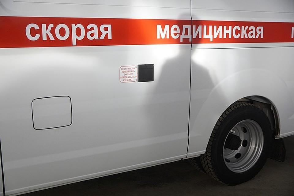 Мальчика на скорой отвезли в больницу, диагноз - ушиб мягких тканей головы.
