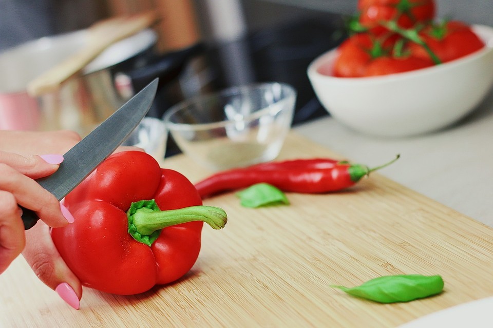 Тюменка нечаянно воткнула мужу в грудь столовый прибор. Фото - pixabay.com.