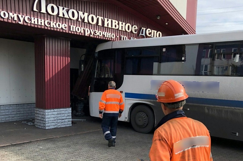 Автобус врезался в легковушку и расплющил ее о стену здания в Кузбассе. ФОТО: vk.com/mzk_love.