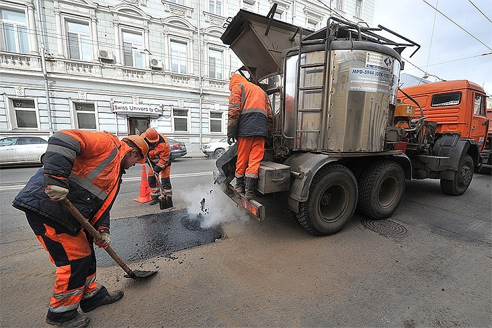 Автомобилистам Санкт-Петербурга предлагают пути объезда из-за перекрытых дорог.